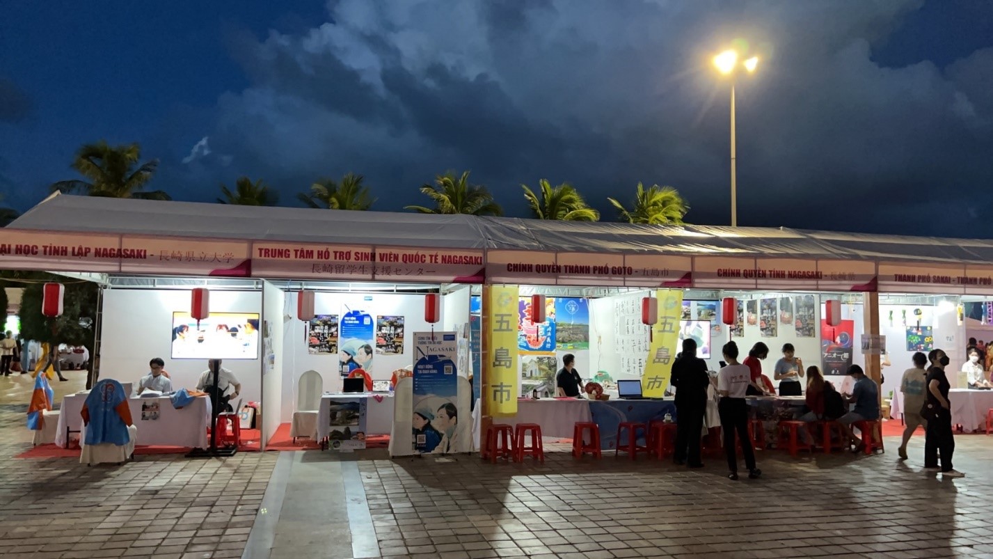 gian-hang-quang-ba-du-hoc-nagasaki